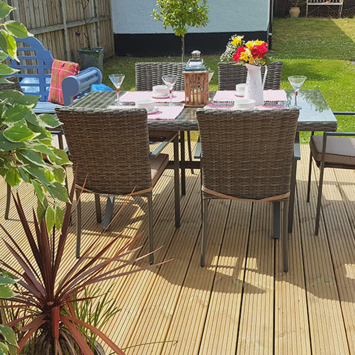 Garden room outside dinning table